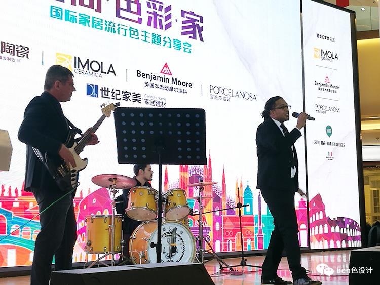 1487233028409146.jpg 開場前請了外國著名樂隊藝演.jpg